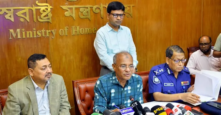 কথা বলছেন স্বরাষ্ট্র উপদেষ্টা মো. জাহাঙ্গীর আলম চৌধুরী